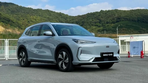 Электрический кроссовер Geely EX5 сбоку спереди
