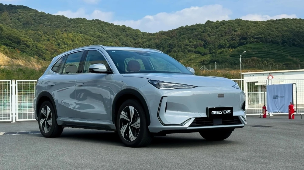 Электрический кроссовер Geely EX5 сбоку спереди