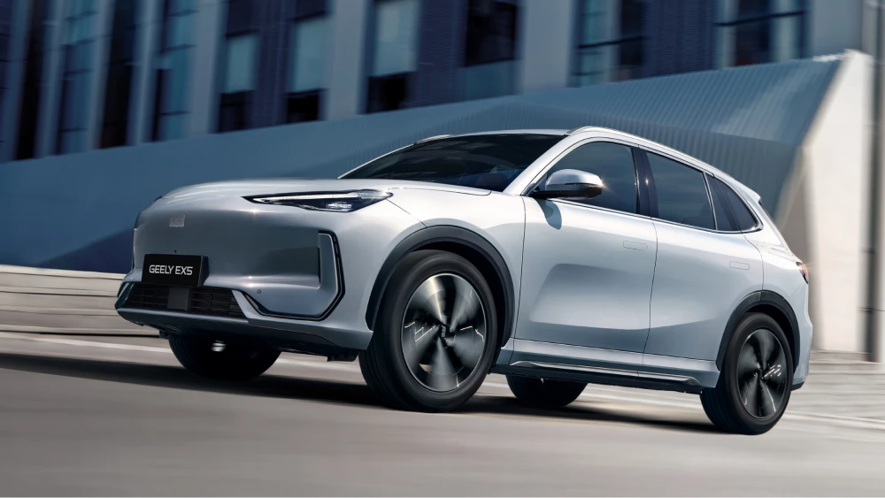 Старт продаж электромобиля Geely EX5 объявили в России. Комплектации и цены geely ex5 geely galaxy e5 старт продаж россия сбоку спереди белый кроссовер