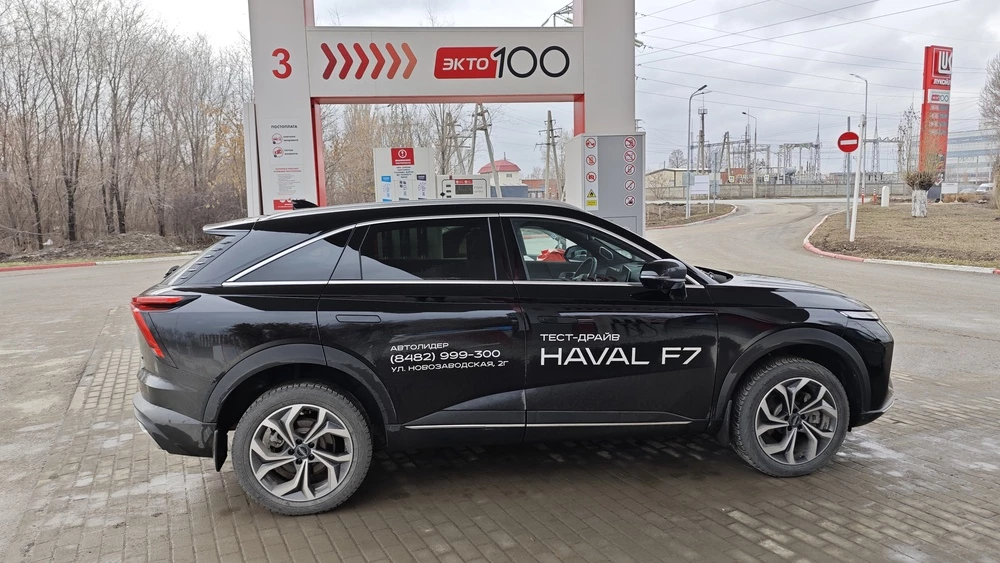 обновленный новый Haval F7 тест мишина сбоку на азс заправка