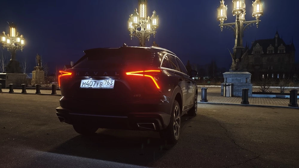 обновленный новый Haval F7 тест мишина сбоку сзади ночной свет фонари