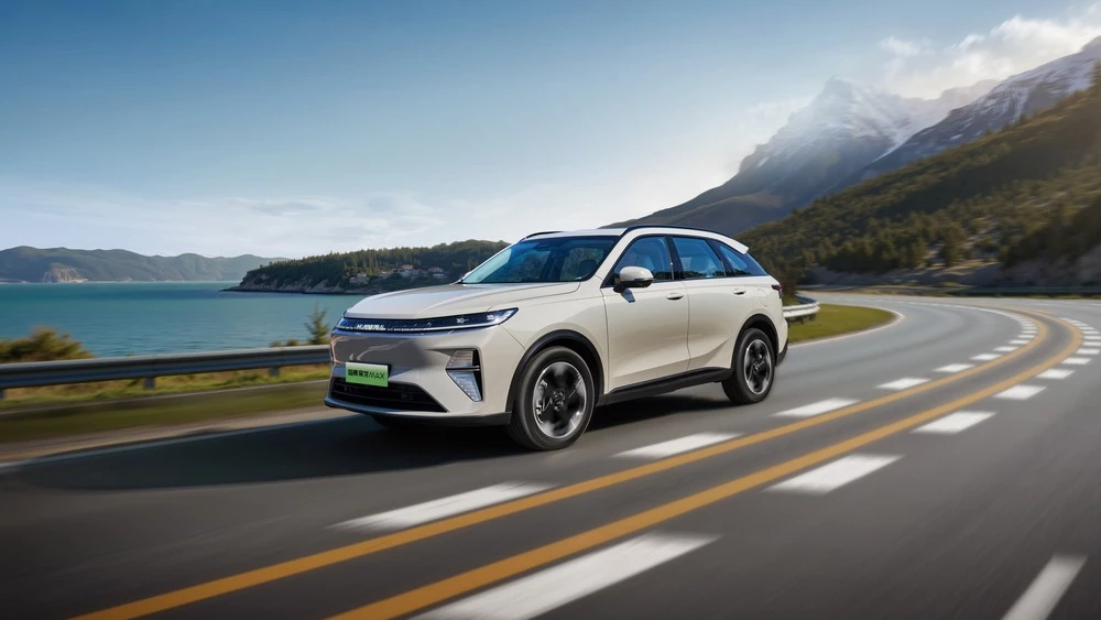 Новое поколение Haval Xiaolong Max сбоку спереди в динамике