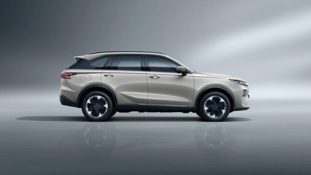 Новое поколение Haval Xiaolong Max сбоку