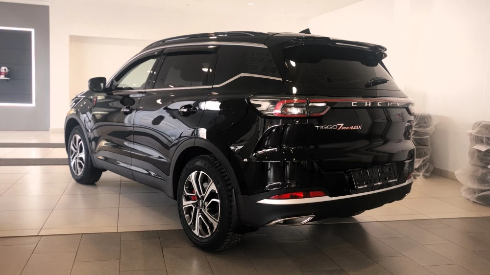 Кроссовер Chery Tiggo 7 Pro Max у дилера в автосалоне сбоку сзади Челябинск