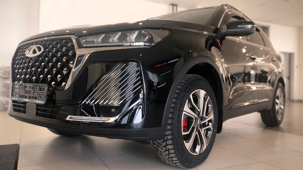 Кроссовер Chery Tiggo 7 Pro Max у дилера в автосалоне сбоку спереди Челябинск