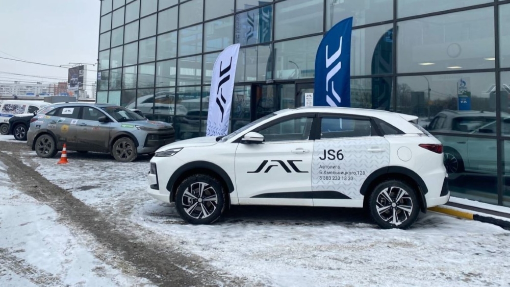 Кроссовер JAC JS6 сбоку на тесте у дилера автолига новый