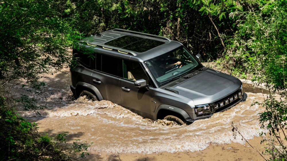 Jetour T2 2025 модельного года преодолевает водоем брод