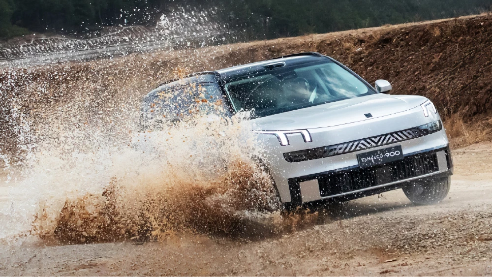 кроссовер lynk & co 900 гибридный сбоку спереди силовая установка 884 л.с.