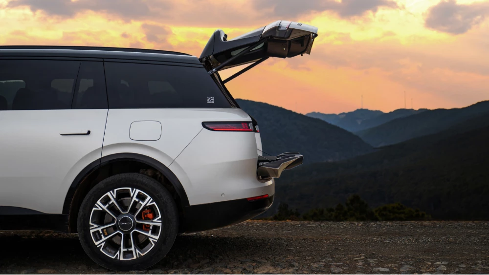 lynk & co 900 сбоку кроссовер белый гибридный багажник двухсекционный range rover