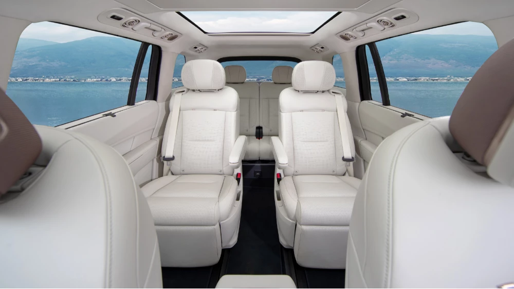 lynk & co 900 кроссовер салон белый сиденья