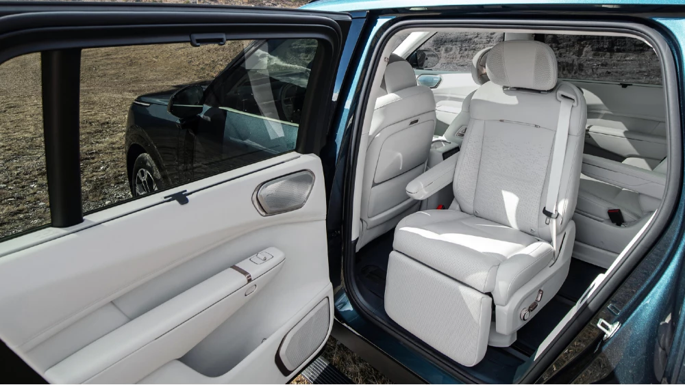 lynk & co 900 кроссовер салон белый сиденья