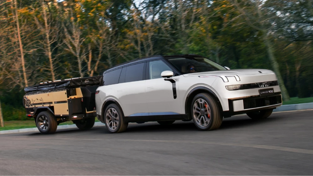 lynk & co 900 сбоку спереди кроссовер белый гибридный фаркоп прицеп