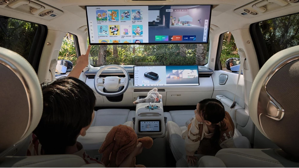 lynk & co 900 кроссовер салон белый два экрана