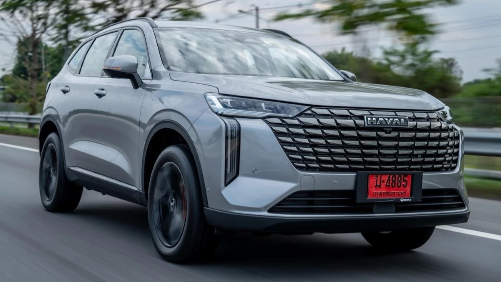 Новый гибридный кроссовер Haval H6 для Таиланда сбоку спереди в динамике