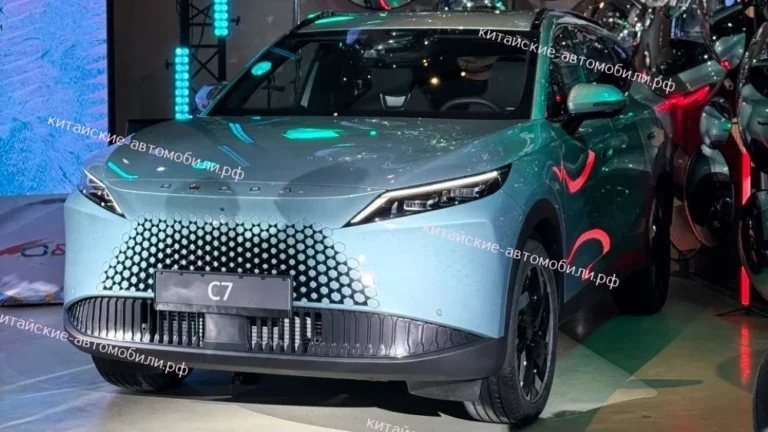 Omoda C7 на презентации в России сбоку спереди