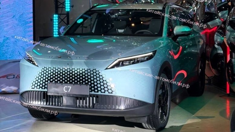 Omoda C7 на презентации в России сбоку спереди