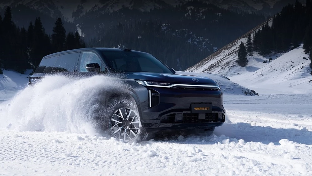 Еще одна угроза для «Лисяна». GAC привезет в Россию гибридный кроссовер S7 уже в 2025 году гибридный GAC S7 сбоку спереди