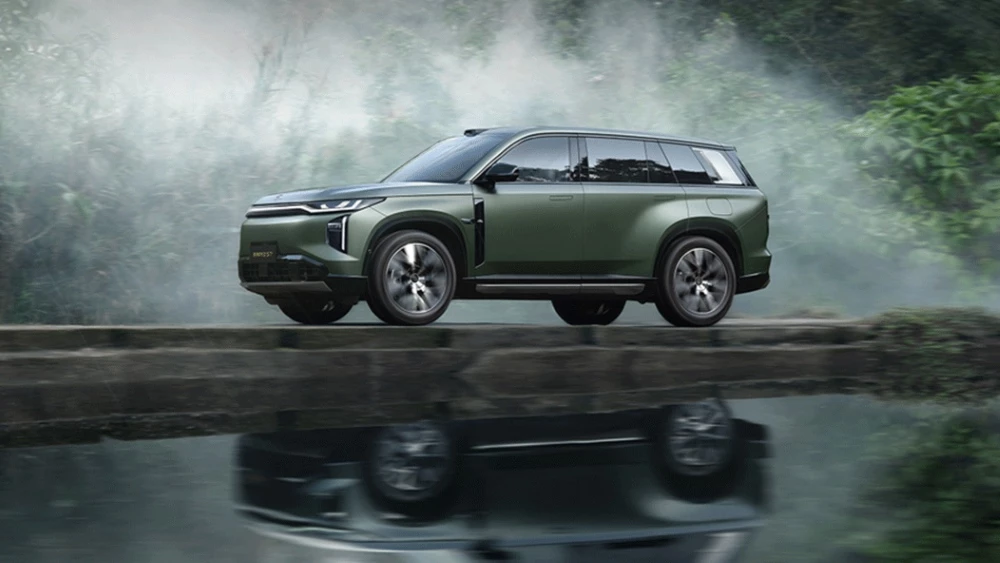 гибридный GAC S7 спереди сбоку