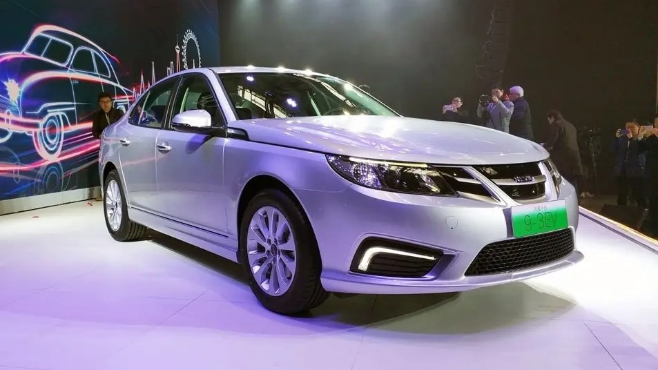 Электрический седан NEVS 9-3 EV на базе Saab 9-3 сбоку спереди презентация 2017