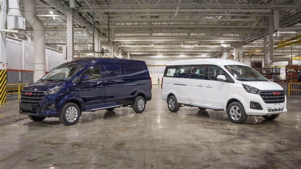 АвтоВАЗ создал суббренд SKM для коммерческих автомобилей. Кто стал «восточным партнером»? Фургон и минивэн марки SKM сбоку спереди автоваз