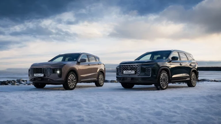 Кроссоверы Soueast S07 и S09 вместе сбоку спрееди на снегу