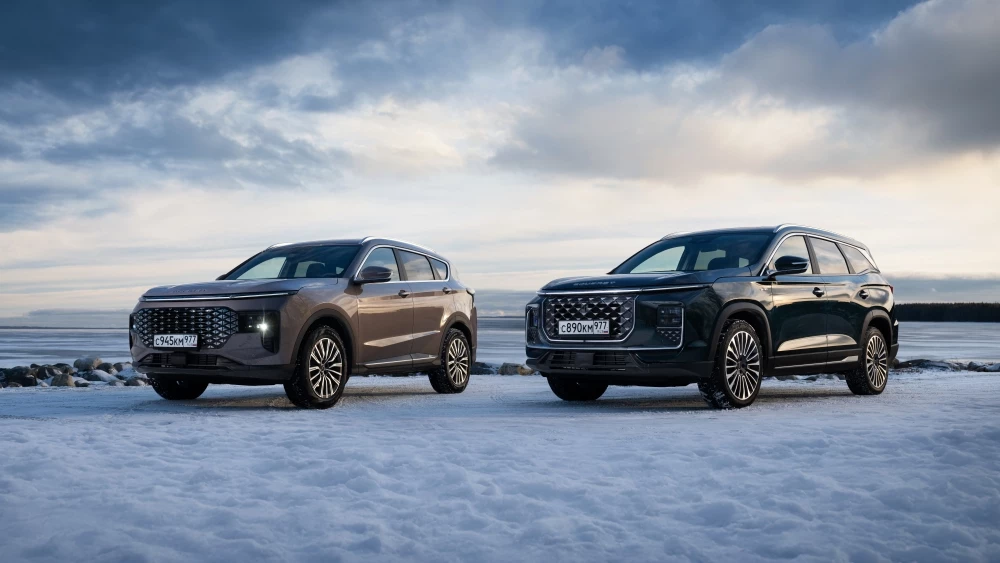 Кроссоверы Soueast S07 и S09 вместе сбоку спрееди на снегу