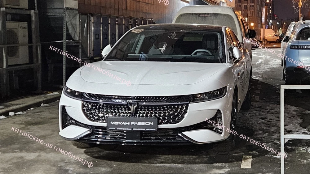 Первые Voyah Passion EVR появились у дилеров. Когда стартуют продажи и по какой цене Гибридный седан Voyah Passion EVR спереди