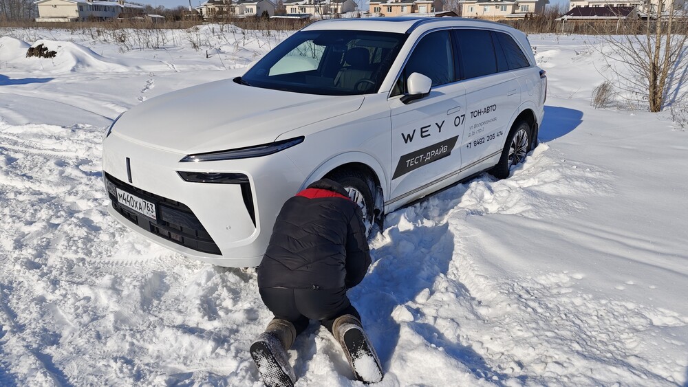 wey 07 тест мишина сбоку спереди в снегу бездорожье лопата