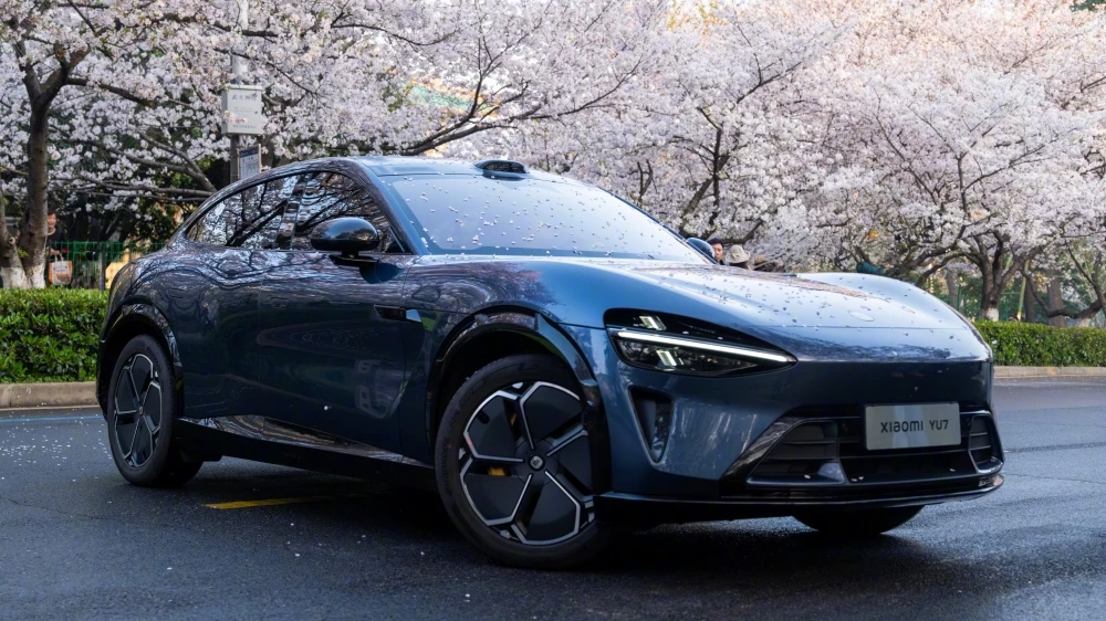 Электрический кроссовер Xiaomi YU7 сбоку спереди