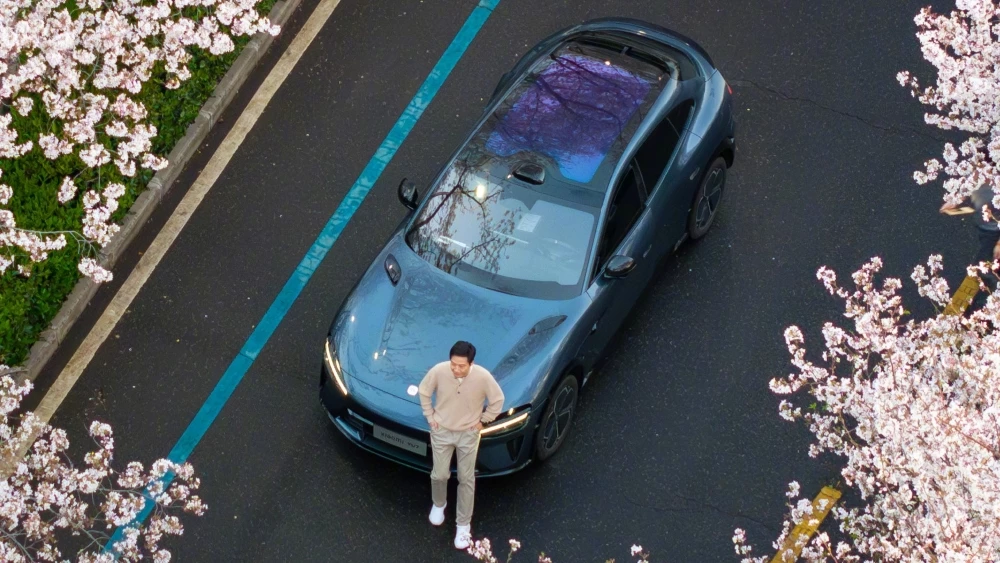 Электрический кроссовер Xiaomi YU7 сверху Глава Xiaomi Лэй Цзюнь