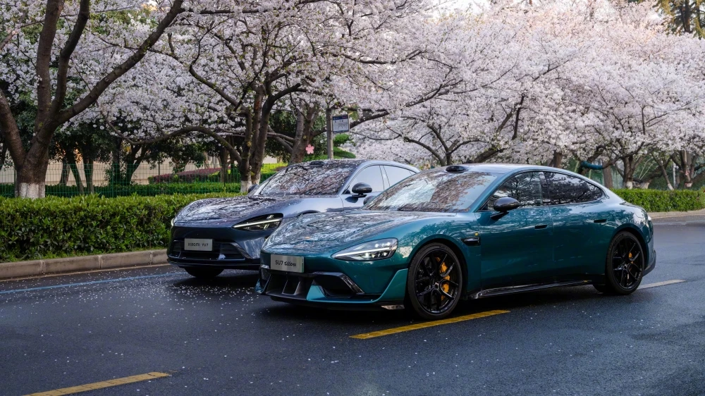 Кроссовер Xiaomi YU7 и седан SU7 сбоку спереди