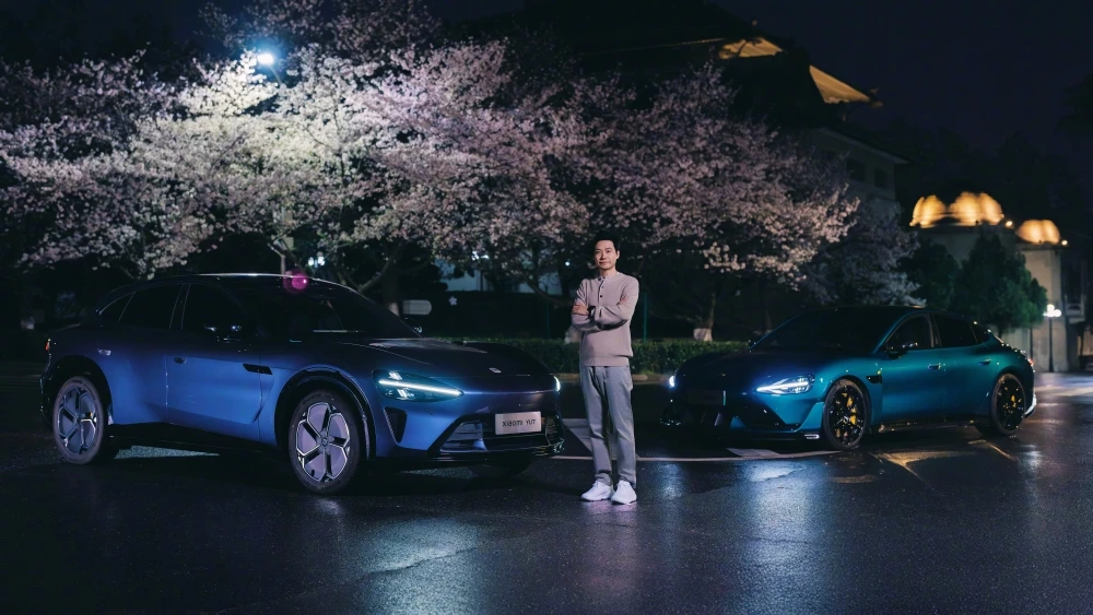 Кроссовер Xiaomi YU7 и седан SU7 сбоку спереди Глава Xiaomi Лэй Цзюнь