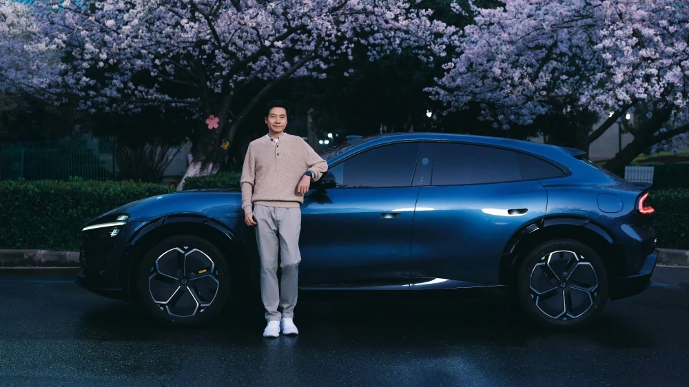 Электрический кроссовер Xiaomi YU7 сбоку Глава Xiaomi Лэй Цзюнь