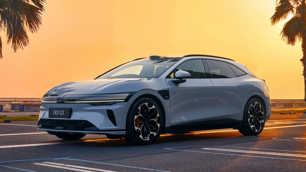 Geely готовится начать продажи универсала Zeekr 007 GT. Новые фото и подробности Универсал Zeekr 007 GT сбоку спереди