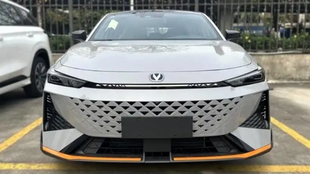 Changan Uni-V обновленный новый 2025 у дилера спереди