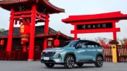 новый Geely Atlas 2025 сбоку спереди