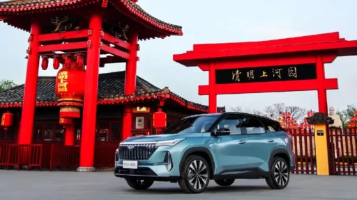 новый Geely Atlas 2025 сбоку спереди