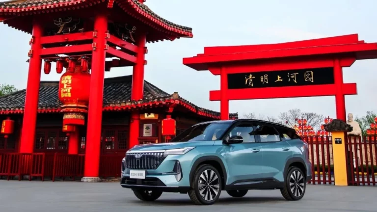 новый Geely Atlas 2025 сбоку спереди