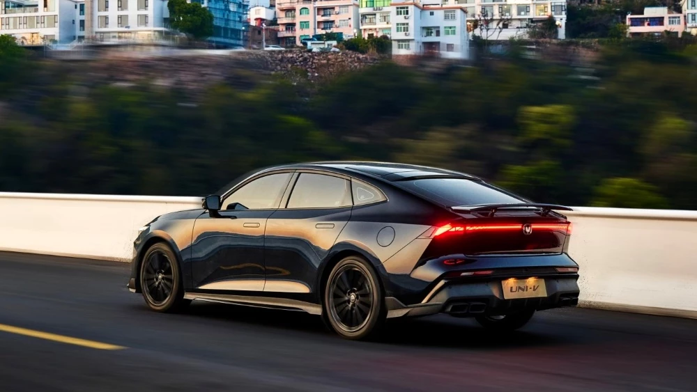 Changan Uni-V 2025 сбоку сзади