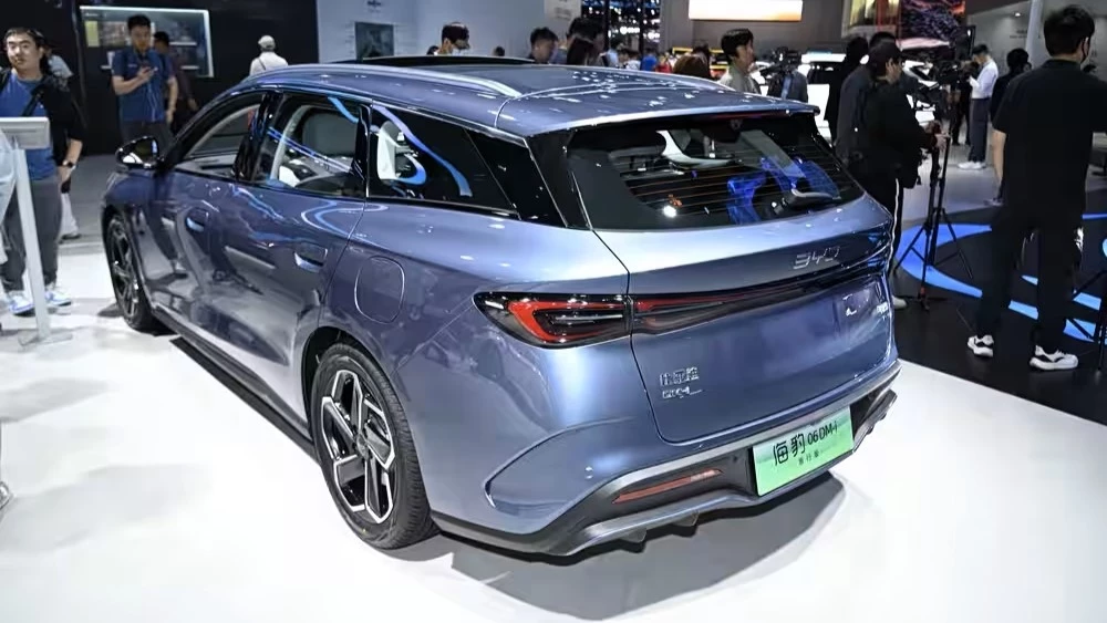 универсал BYD Seal 06 DM-i Travel Edition сбоку сзади в Шанхае 2025