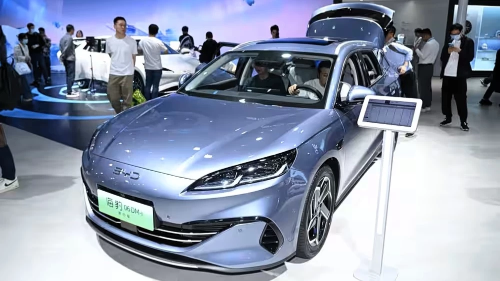 универсал BYD Seal 06 DM-i Travel Edition сбоку спереди в Шанхае 2025