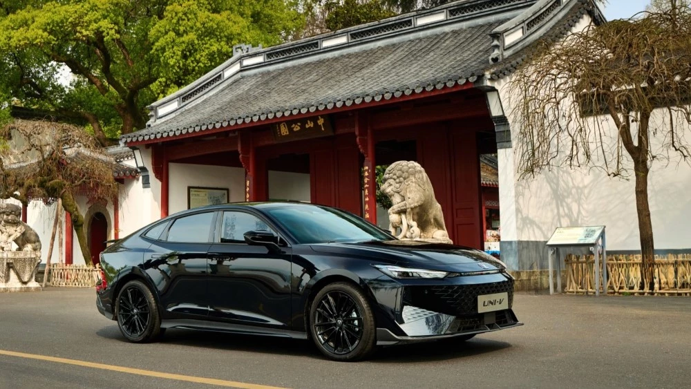 Changan Uni-V 2025 сбоку спереди