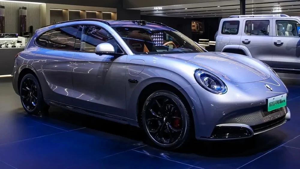 универсал Ora Lightning Cat Travel Edition сбоку спереди в Шанхае 2025