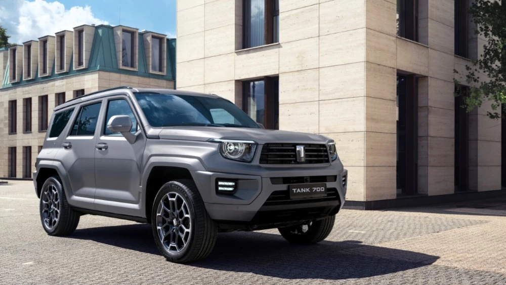 Младший гибрид. В России появится новая комплектация внедорожника Tank 700 tank 700 для россии сбоку спереди серебряный