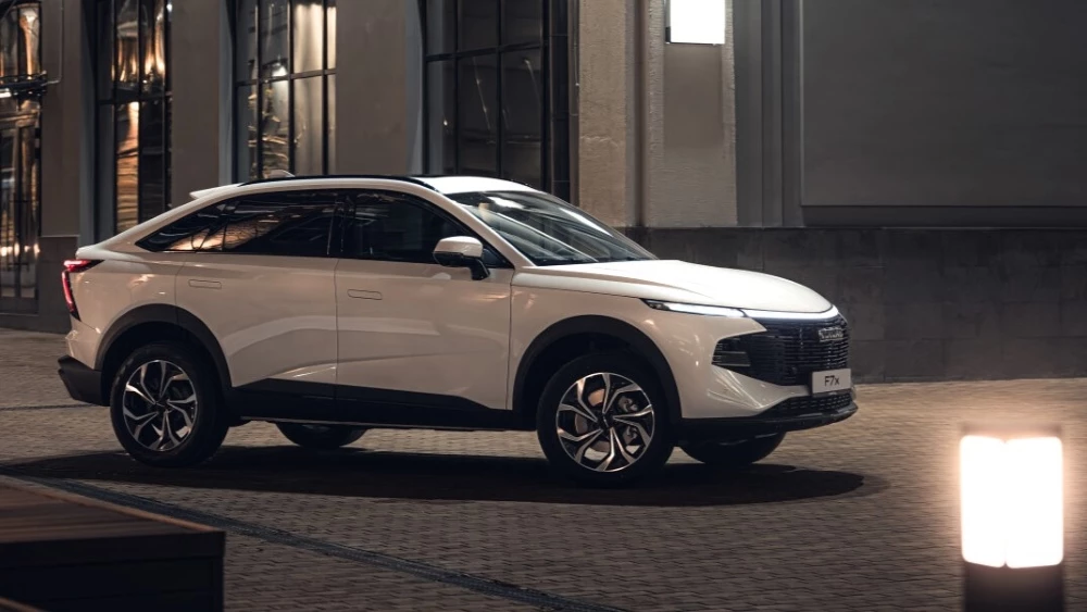 Haval F7x второго поколения сбоку спереди