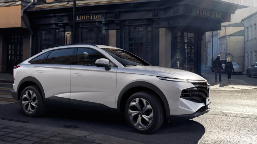 Haval F7x второго поколения сбоку спереди