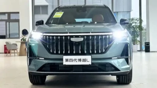 кроссовер Geely Atlas четвертого поколения спереди