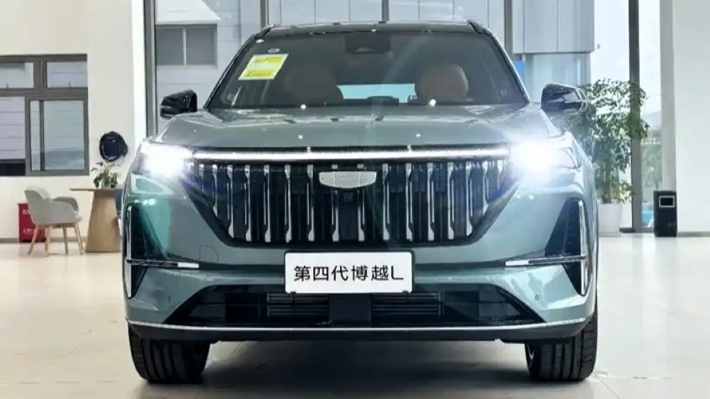 кроссовер Geely Atlas четвертого поколения спереди