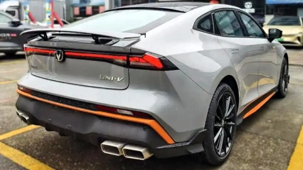 Changan Uni-V обновленный новый 2025 у дилера сзади сбоку