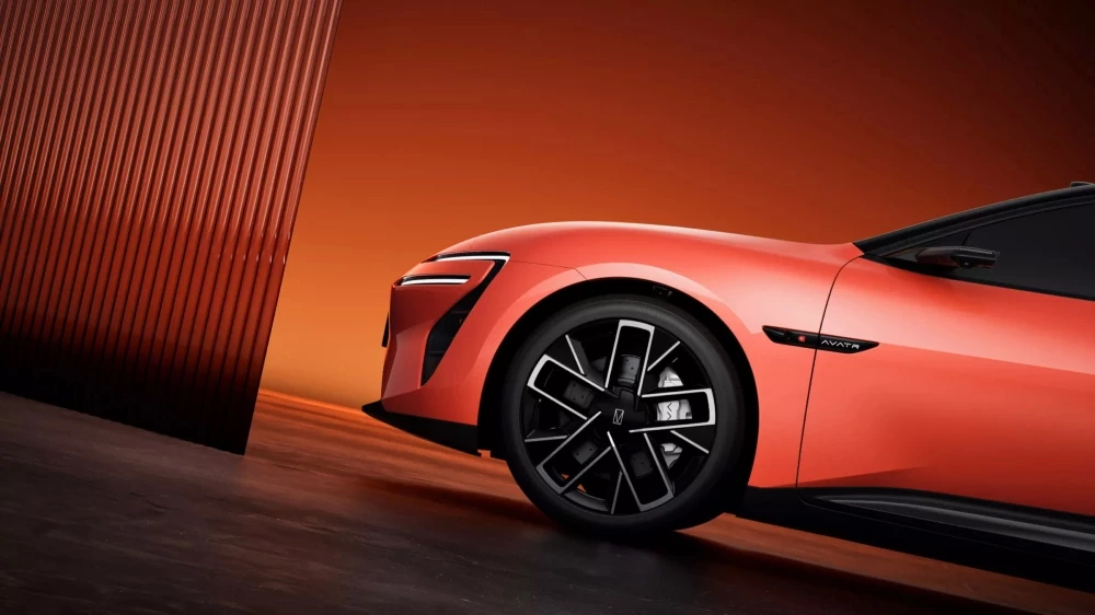 Седан Avatr 06 спереди тизер